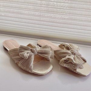 BRAND NEW, never worn LOEFFLER RANDALL Daphne Platinum Metallic slides- Size 7